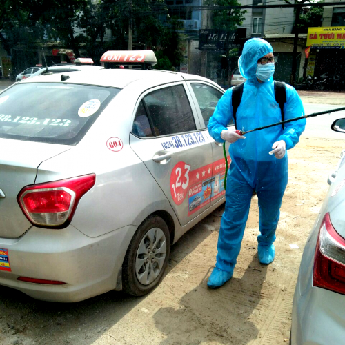 Taxi 123 phun khử trùng xe taxi, phòng chống dịch Covid-19