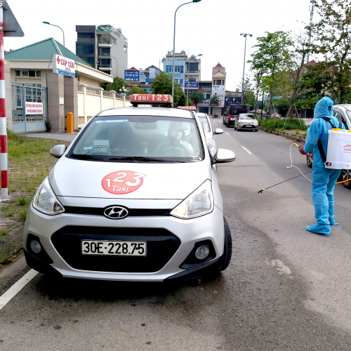Taxi 123 phun khử trùng xe taxi, phòng chống dịch Covid-19