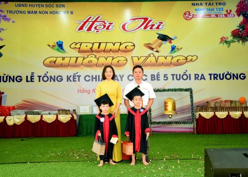 Đại diện hãng Taxi 123 tặng voucher cho các bé
